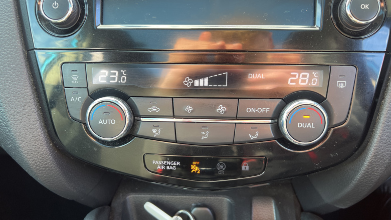 Nissan Qashqai 1.3 DiG-T N-Connecta 5dr [Glass Roof Pack] Petrol Hatchback